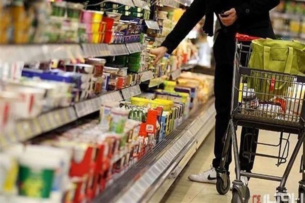 دلار ۲۳ هزار تومان ارزان شد؛ چرا کالاها گران ماندند؟/ حق‌شناس: انتظار بروز تورم منفی در ایران غیرمنطقی است